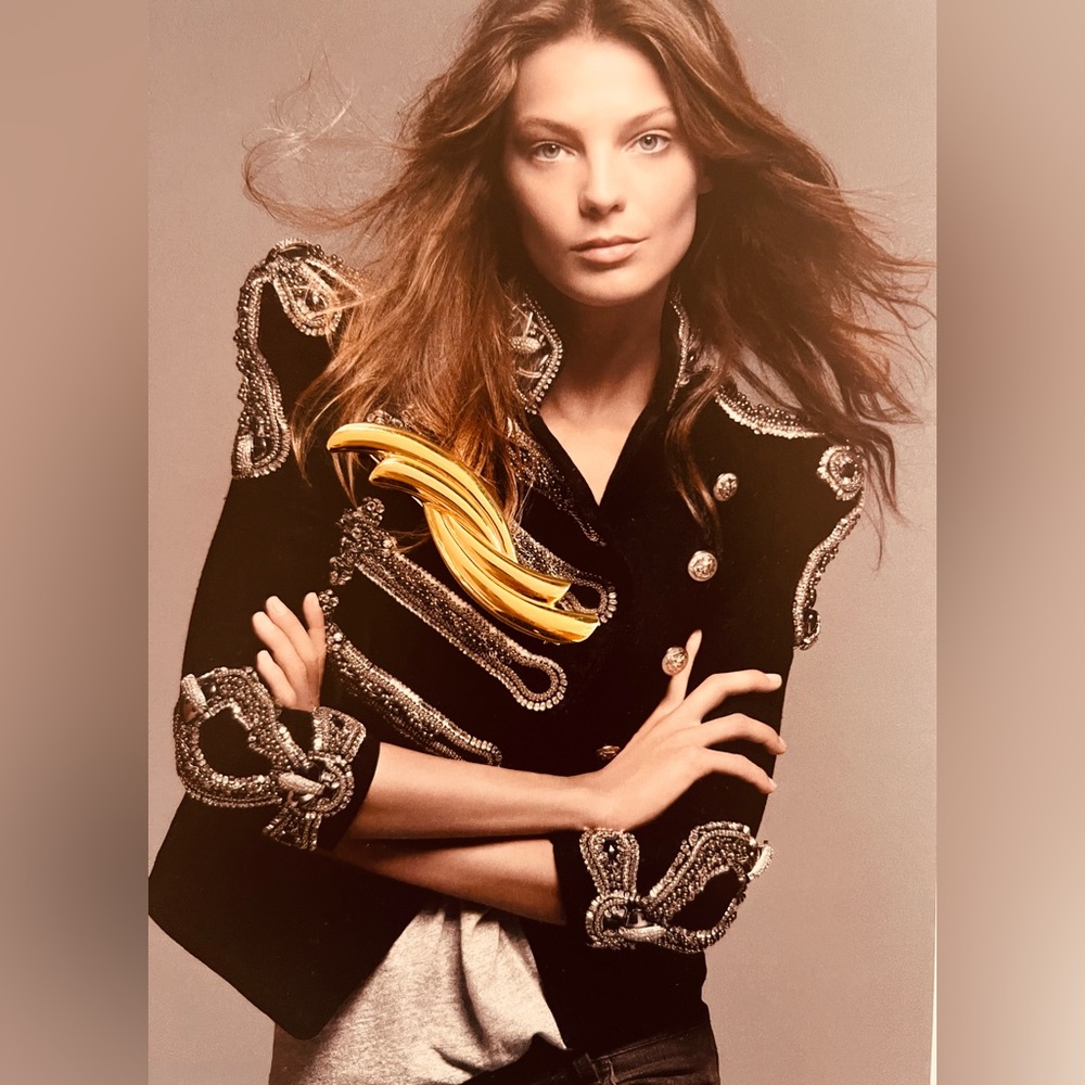 WOMEN’S STYLISH VINTAGE GOLD TONE METAL SWOOPING BAR MONET 80’S‎ BROOCH PIN